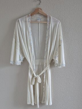 Eberjey Cream Robe with Pale Blue Lace Trim Size MEDIUM